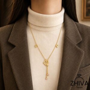 گردنبند پرواز پروانه‌های ژیوا از جنس استیل طلایی با آویز پروانه و نگین درخشان، مناسب استایل روزمره و مجلسی